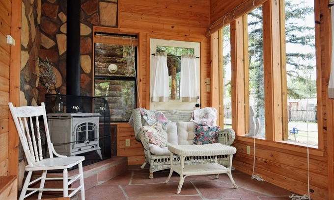Red River Cabina | Bear Hugs - SECLUSION - Cozy Cottage - Free WiFi - Rustic Decor - Country Style