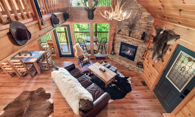 Gatlinburg - Pigeon Forge Cabina | 'Bear Mountain Chalet' con terraza privada y bañera de hidromasaje.