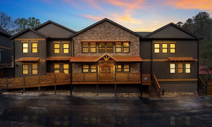 Gatlinburg - Pigeon Forge Cabina | Bear Mountain Lodge | 18BR Luxury Cabin w/ Pool, Theater, Mini Golf, Sleeps 86