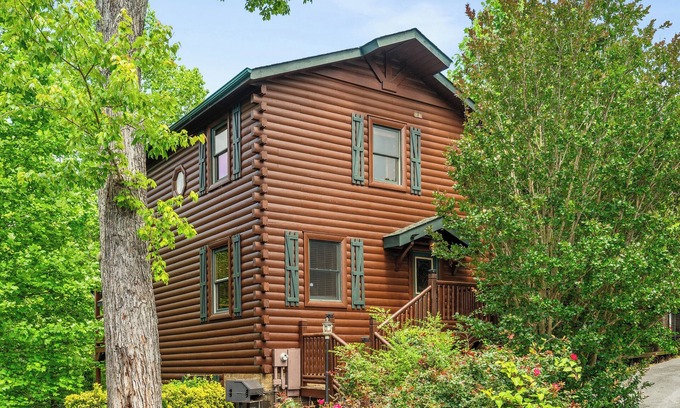 Hemlock Hills Cabina | Bear Path Lodge - Hot Tub, Fireplace, Game Room, Minutes to Gburg, Wooded Views
