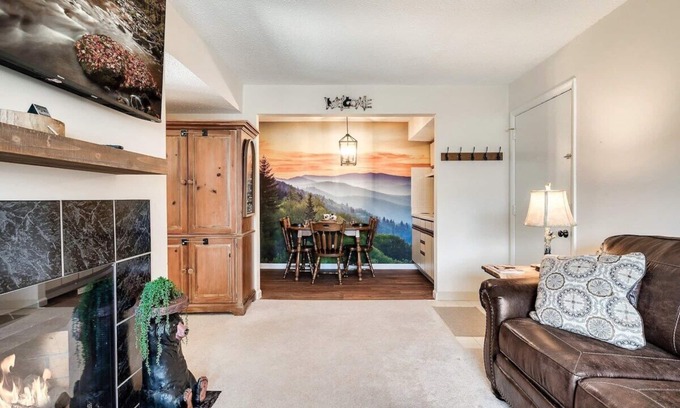 Gatlinburg Condominio | Bear Pause Retreat/Steps to Pkwy/With Indoor Pool