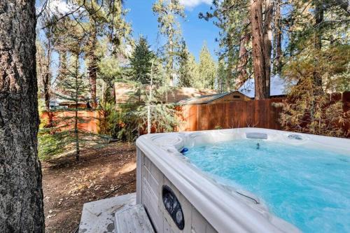 Big Bear Lake Casa | Bear Paw Cottage~ Hot Tub~ Resort Base Camp Cottage~
