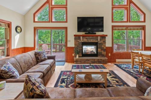 Lake Harmony Estates Casa | Bear Paw Lodge by AvantStay Hot Tub Deck Fire Pit