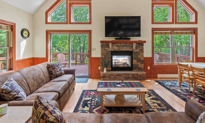 Lake Harmony Estates Casa | Bear Paw Lodge by AvantStay | Hot Tub, Deck, & Fire Pit