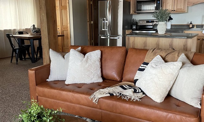 Custer Casa | Bear Rock Bungalow-King Bed & 2 Twin Cots