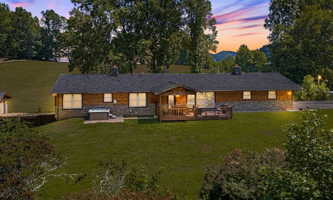 Burnsville Casa | Bear's Den | 2 Homes, Hot Tub & Views⛰️ + Biltmore Pass