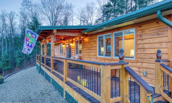 Del Rio Cabina | Bear's Den: 65 Acres of Seclusion, Nature, Beauty + Entertainment, Restaurants
