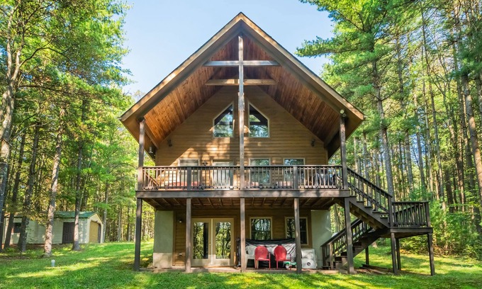 North Glade Hills Casa | Bear's Gone Fishin': Dog Friendly Lake Access Home w/ Dock Slip