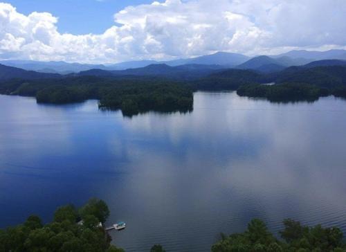 Santeetlah Casa | Bear's Mountaintop Home with Gorgeous Lake Views chalet