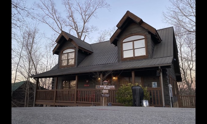 Pigeon Forge Cabina | Bear Tales Too! Luxury Cabin ~ Sleeps 8 ~ Best Resort Location in Pigeon Forge!