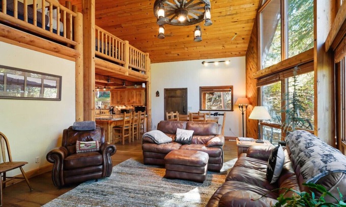 Sundance Cabina | Bear Tooth Lodge w/ Hot Tub & Stuart Falls Views