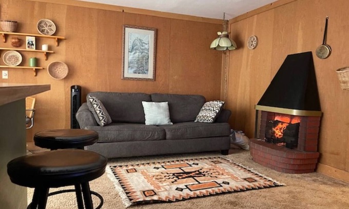 Arnold Condominio | Bear Valley Village Family Ski Condo. Pet Friendly Permit # 2025004