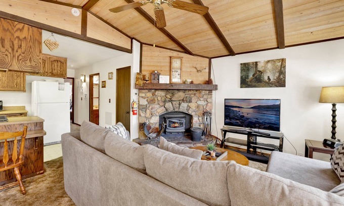Summit Estates Cabina | Bearadise Cottage Big Bear- Hot Tub- Foosball- Central