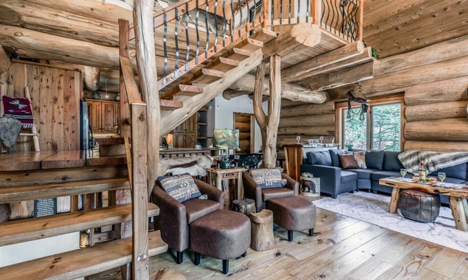 Ruidoso Cabina | Bearfoot Lodge: Hot Tub, Pets, River & Trails