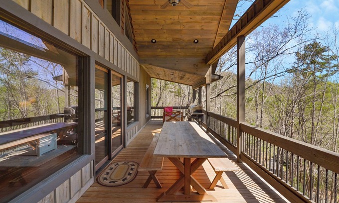 Ellijay Casa | Bearfoot on the River New spacious cabin w/Hot Tub, Movie Room and family resort