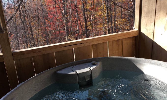 Candler Cabaña | Bearidise en el Mtns! - Bañera de hidromasaje, Chimenea, Cerca de Asheville, Vista, Pozo de fuego, WiFi gratuito, Pet Friendl
