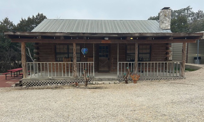 Concan Cabina | "Bearly Beehavin" 2-bdrm 1 bthrm cabin with WiFi, AC. Unwind & relax in ConCan