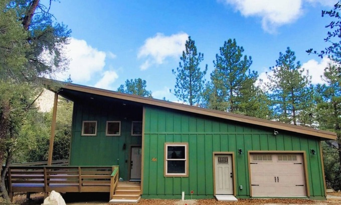 Pine Mountain Club Cabina | "Bearly Connected", a brand new modern cabin in Pine Mountain Club w/EV charger