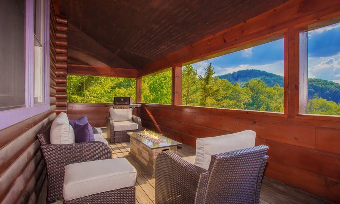 Sevierville Cabina | Bear Mountain Getaway: ¡Vistas a la montaña! Aislado, las mejores comodidades, jacuzzi, cerca de las atracciones.