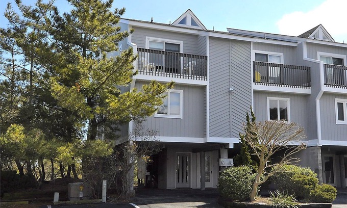 Bethany Beach Casa | ¡ACTIVIDADES DIARIAS GRATIS! FRENTE AL MAR Esta unidad final cuenta con una vida de varios niveles con 4 dormitorios, 2. 5 baños y se encuentra detrás de las dunas con un paseo marítimo privado que lo lleva a la playa.