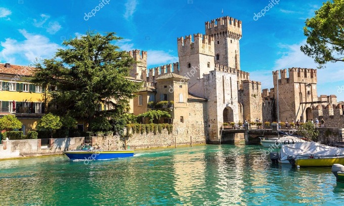 Lonato del Garda Villa | CHALET EN BEATRICE CON HERMOSA VISTA AL LAGO YA EL PARQUE DE LA PISCINA Y EL ÁREA DE LOS NIÑOS