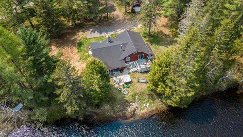 Saint Come Chalet De Esquí | Beau chalet bord de rivière et spa, Beautiful riverside cottage!