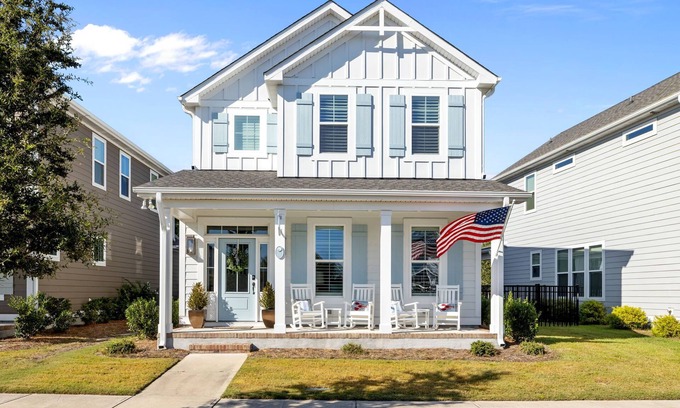 Morehead City Casa | Beaucoast Stunner with 4 Bedrooms and Great Neighborhood Amenities
