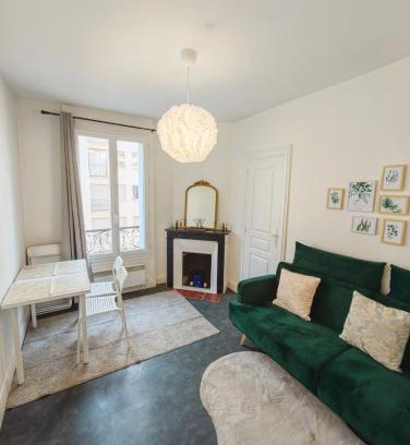 15th Arrondissement Apartamento | Beaugrenelle 1-Min Walk Elegant 2P Apart 4 sleeper
