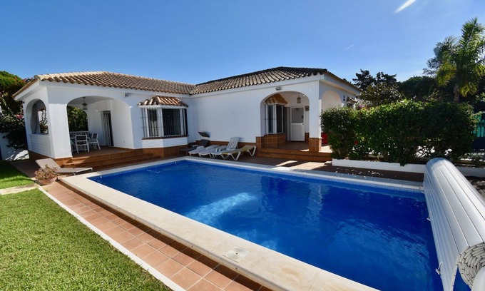 Los Gallos-Cerromolino Villa | Bonita Villa Breizh con jardín, piscina y aire acondicionado