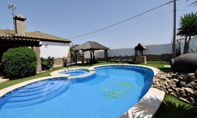 Chiclana de la Frontera Villa | Preciosa Chalet privado con piscina con jacuzzi exterior y aire acondicionado