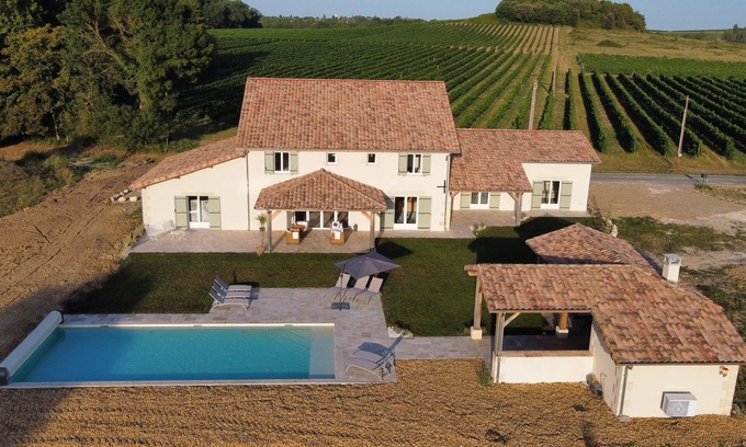 Minzac Casa | Beautiful Barn on Vineyard, with private heated pool