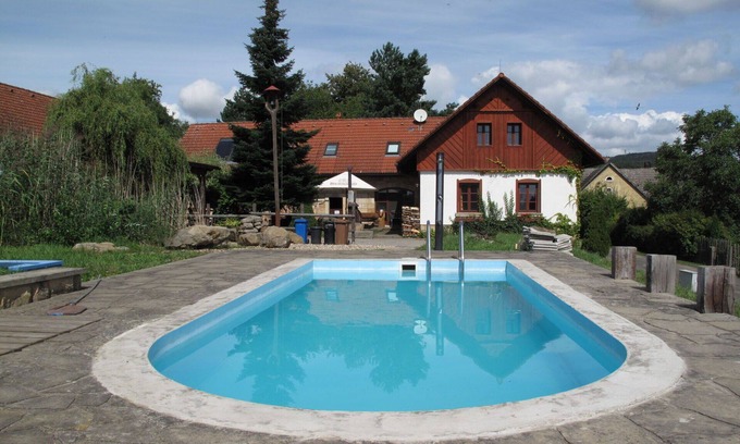 Uhlejov Villa | Casa de vacaciones privada con WIFI, piscina privada, TV, patio, mascotas permitida, aparcamiento