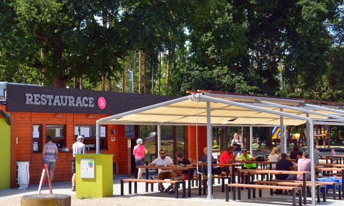 Hradec Kralove Casa | Acogedor apartamento en villa con WIFI, TV, patio, mascotas permitida y aparcamiento