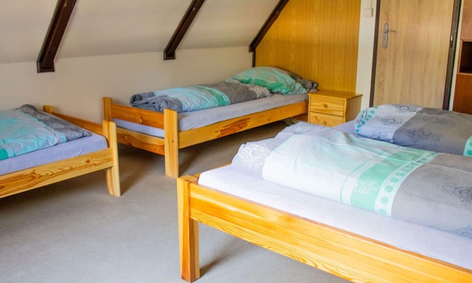 Hradec Kralove Casa | Bonito apartamento en villa para 12 personas con WIFI, TV, patio y mascotas permitida