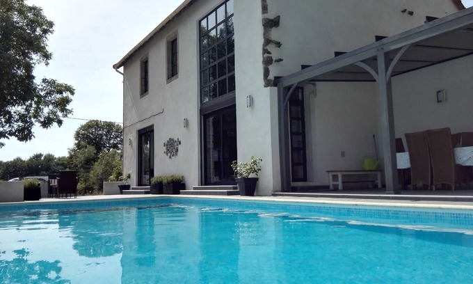 Montaigut Casa | Hermosa villa moderna con piscina privada rodeada de campos y bosques.