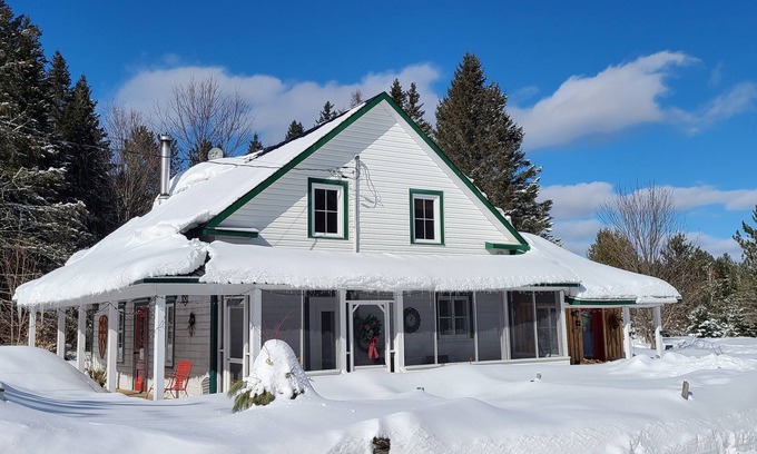 Mauricie Cabaña | Beautiful country house by the river - 4.5 acres of private lot to enjoy nature.