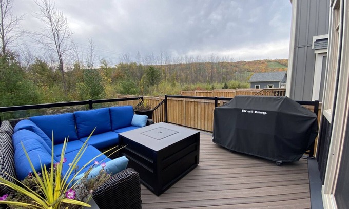 The Blue Mountains Casa | Beautiful home in Windfall, Blue Mountain. Walk to village, hot tub and pool!