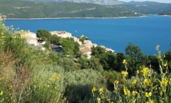 Sainte-Croix-du-Verdon Apartamento | Beautiful duplex apartment
