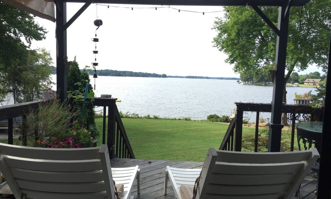 Terrell Casa | Lake House in Paradise, 2,567 pies cuadrados, construido en 2014 $ 200 o más
