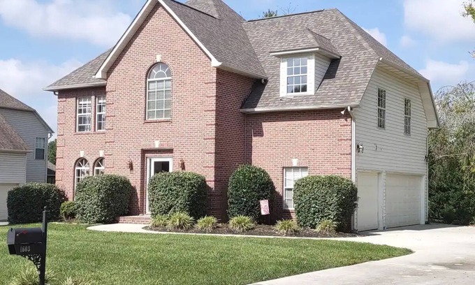 Ashley Oaks Casa | Beautiful 1 acre 4 bd 3 bath non-smoking home