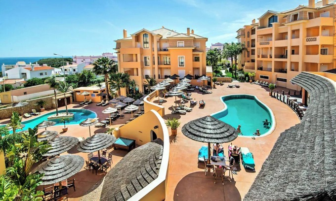 Praia da Luz Apartamento | Beautiful 1 bed Apt with heated pool/sauna/hot-tub/gym