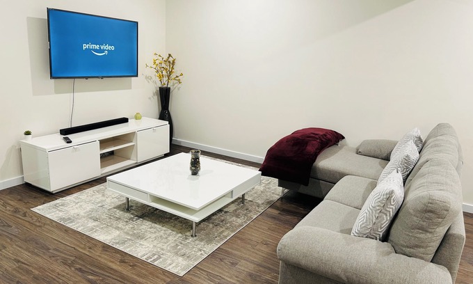 Edmonton Casa | Beautiful 1 bedroom basement suite with free wifi and Amazon prime