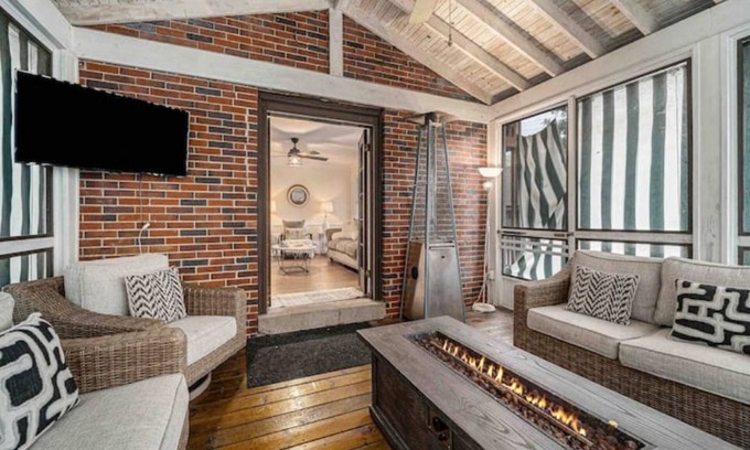 Grosse Pointe Apartamento | Beautiful 1920s Historic Home with Screened Porch‼️