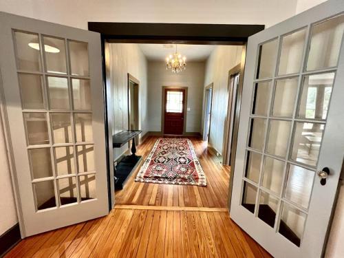 Smithville Casa | Beautiful 1900s Victorian House and Pool