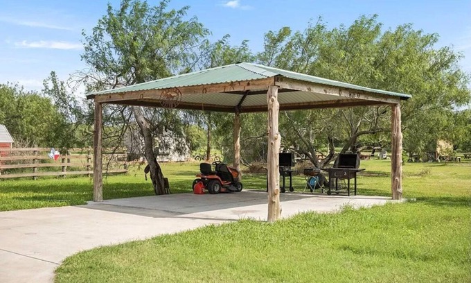 Los Fresnos Casa | Beautiful 2 acre ranch house 20 min from the beach.