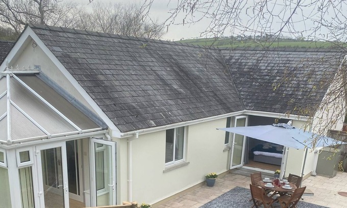 Laugharne Casa | Beautiful 2 bed Bungalow in the countryside, 5 min from beach
