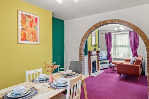Aylesbury Casa | Beautiful 2 bedroom house Free Parking, Aylesbury, Adrenham st
