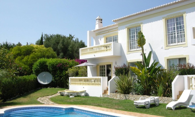 Luz Apartamento | Hermoso apartamento de 2 dormitorios con una gran piscina en el jardín privado y vistas al mar