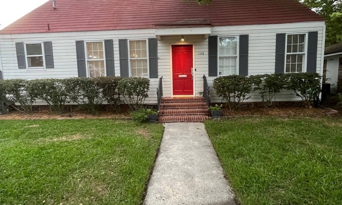 Parkside Casa | BEAUTIFUL 2 BEDROOM 1930S HOME IN POPULAR PARK-SIDE. Two miles to River front