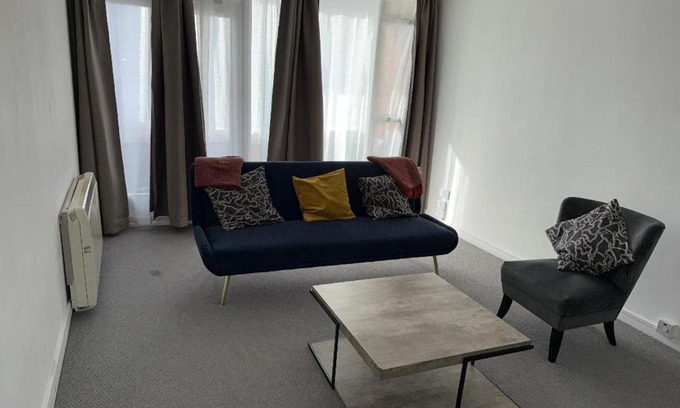 London Borough of Croydon Apartamento | Beautiful-2 bedroom Apartment, 1 bathroom, sleeps 6, in greater london (South Croydon). Provides accommodation with WiFi, 3 minutes Walk from Purley Oak Station and 10mins drive to East Croydon Station
